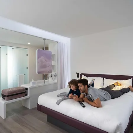 Yotel Airport, Entrance 3*