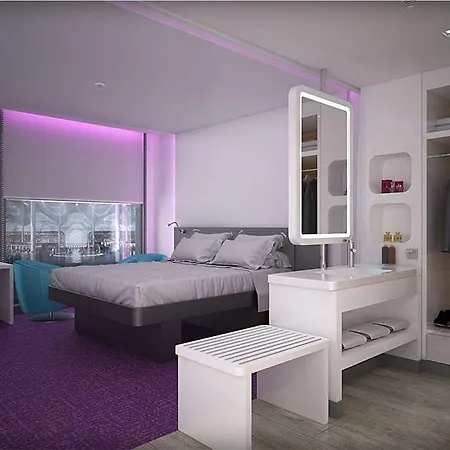 Hotel Yotel Airport, Entrance