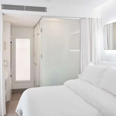 Yotel Airport, Entrance Hotell