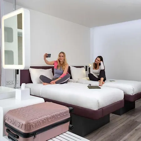 Yotel Airport, Entrance Hotell 3*