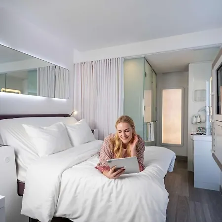 Hotell Yotel Airport, Entrance