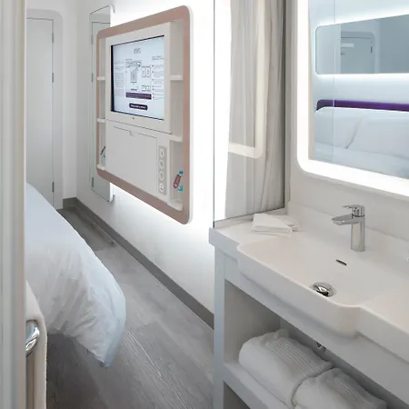 Yotel Airport, Entrance Hotel 3*