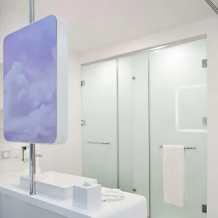 Hotel Yotel Airport, Entrance 3*