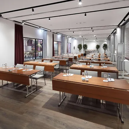 Yotel Airport, Entrance Hotel 3*