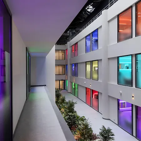 Yotel Airport, Entrance
