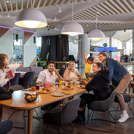 Yotel Airport, Entrance