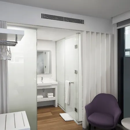 Hotel Yotel Airport, Entrance