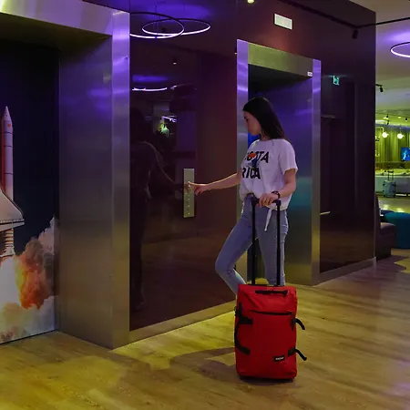 Yotel Airport, Entrance Hotel 3*