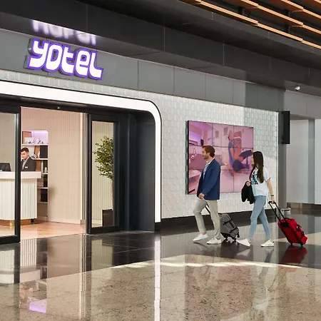 Hotel Yotel Airport, Entrance