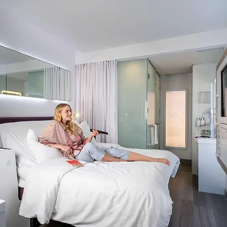 Yotel Airport, Entrance
