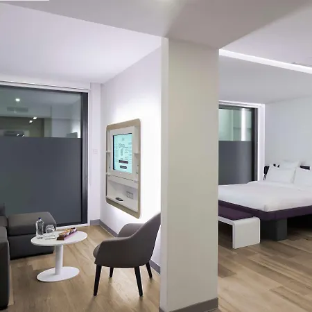 Hotel Yotel Airport, Entrance