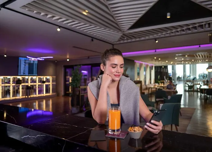 Yotel Airport, Entrance