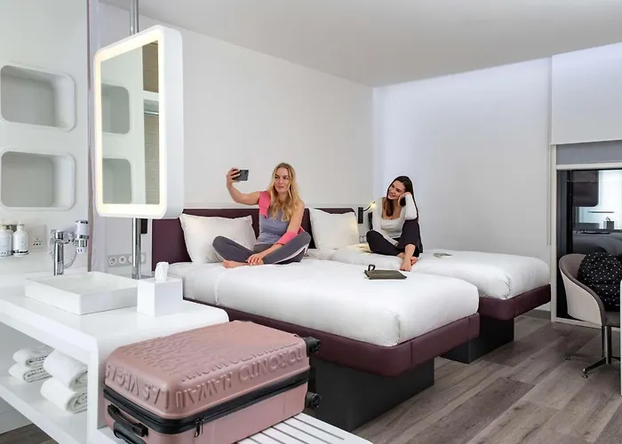 Yotel Airport, Entrance Szálloda 3*