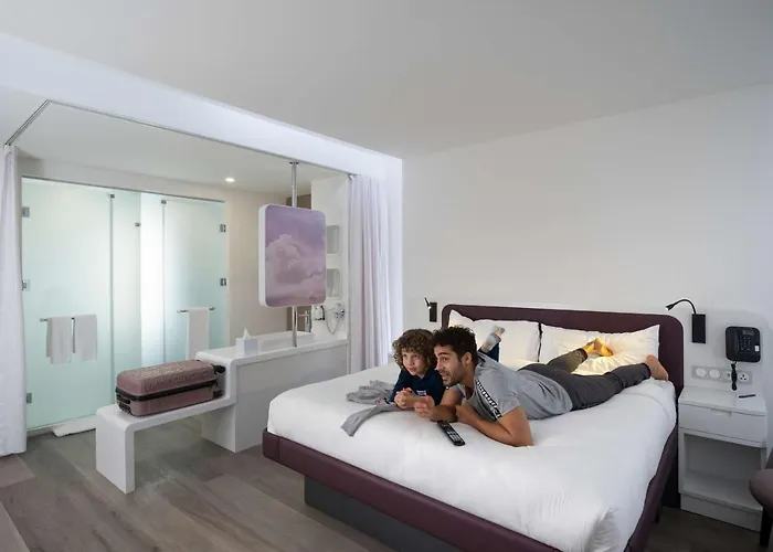 Yotel Airport, Entrance 3*