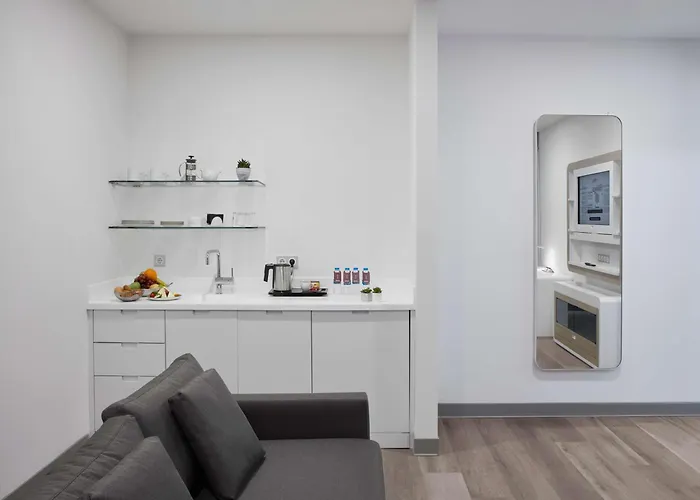 Yotel Airport, Entrance