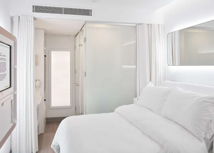 Yotel Airport, Entrance