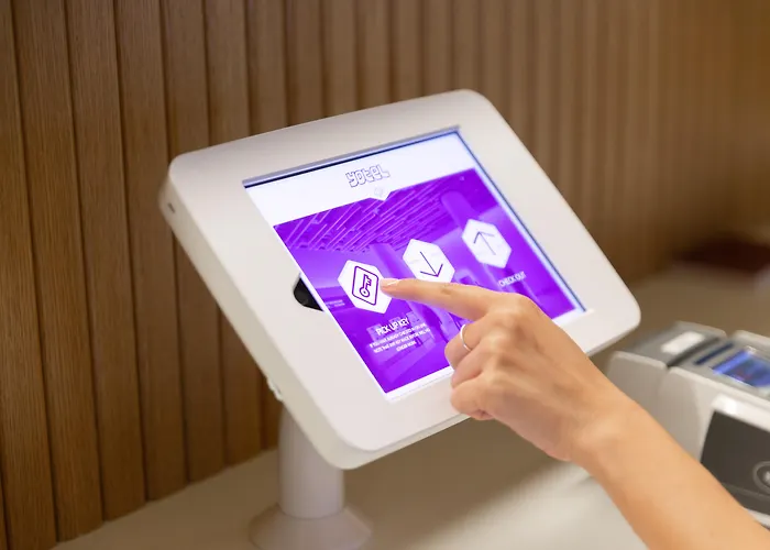 Yotel Airport, Entrance