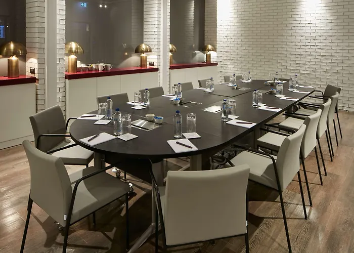 Yotel Airport, Entrance