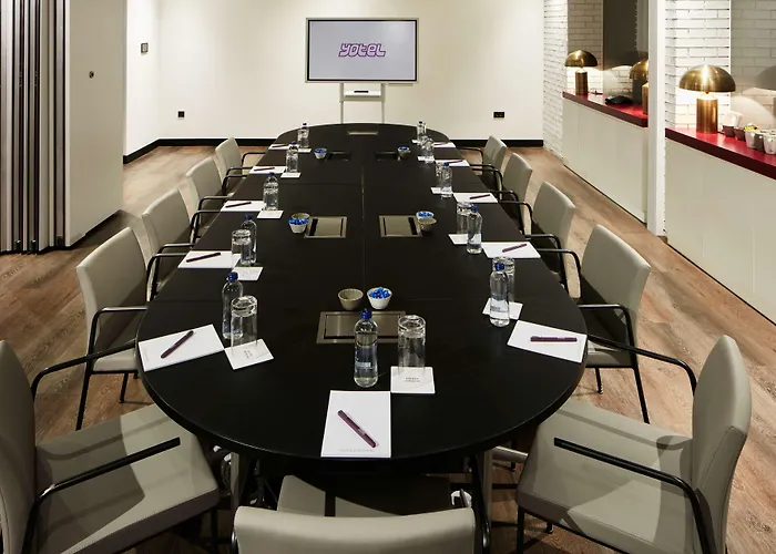 Yotel Airport, Entrance