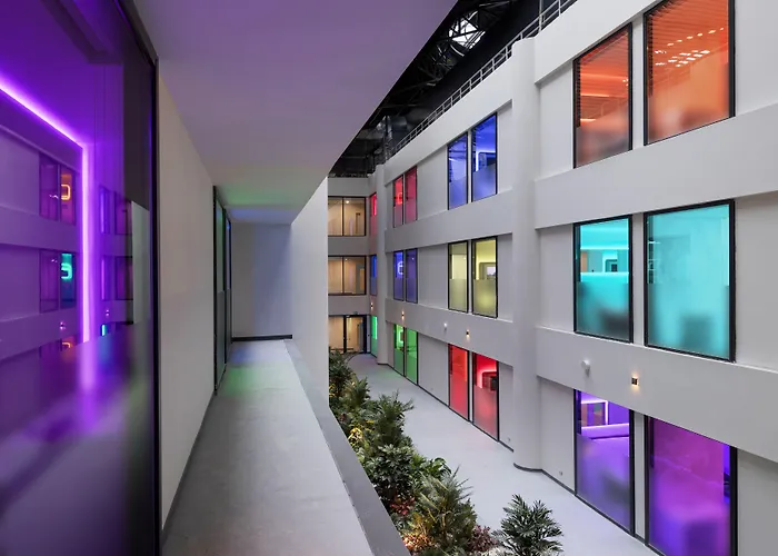 Yotel Airport, Entrance