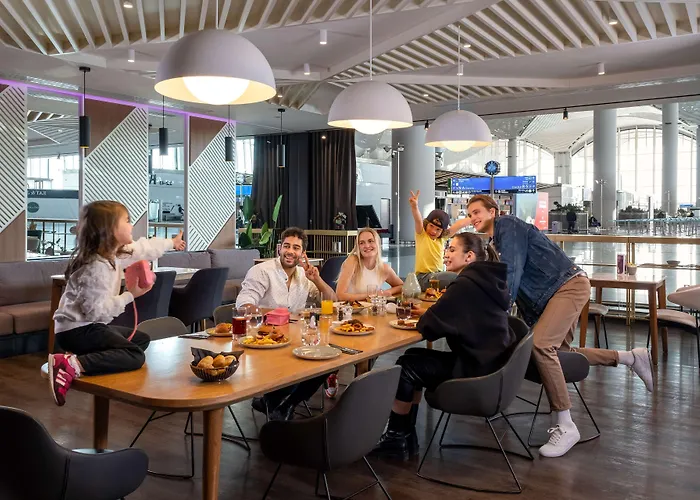 Yotel Airport, Entrance