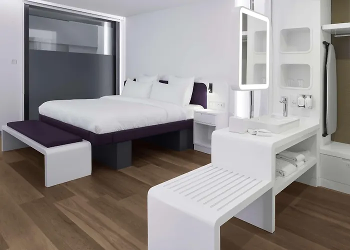 Yotel Airport, Entrance