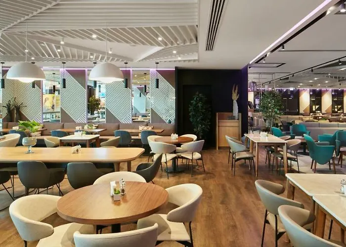 Yotel Airport, Entrance