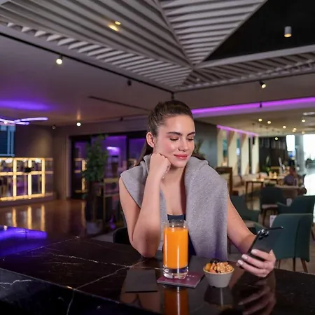 Yotel Airport, Entrance