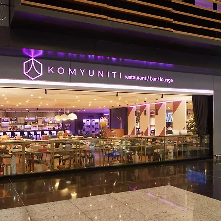 Yotel Airport, Entrance