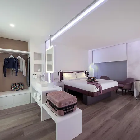 Hotel Yotel Airport, Entrance